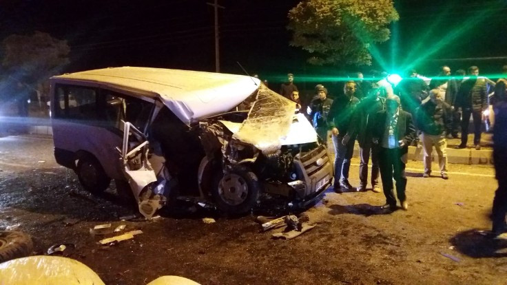 Minibüs traktöre çarptı: 1 ölü, 5 yaralı