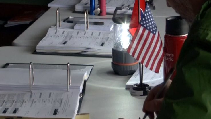 Amerika'da elektrik kesilince karanlıkta oy kullandılar