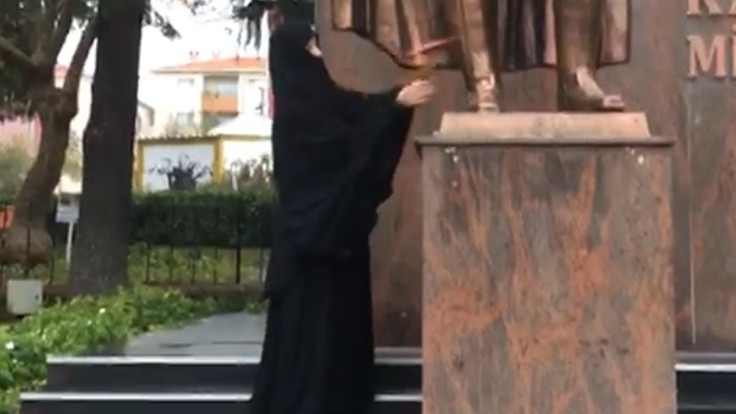 Atatürk anıtına saldıran kadın serbest