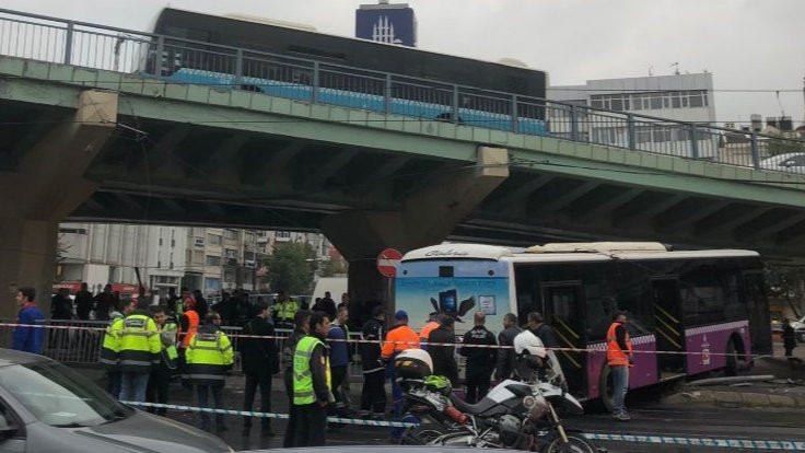 Aksaray'da halk otobüsü kaza yaptı, tramvay telleri koptu