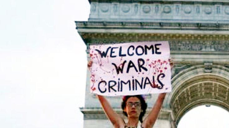 FEMEN de Paris'te: Savaş suçluları hoşgeldiniz !
