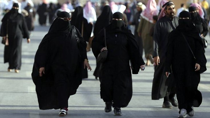Suudi kadınlardan siyah çarşaf eylemi