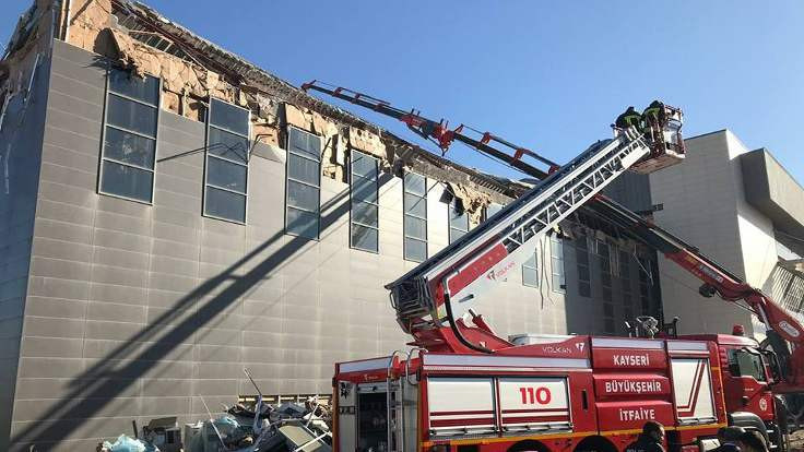 Kayseri'de kongre binasının çatısı çöktü
