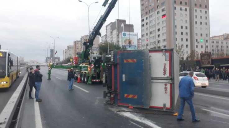 İstanbul'da kamyon devrildi, E-5'te trafik durdu