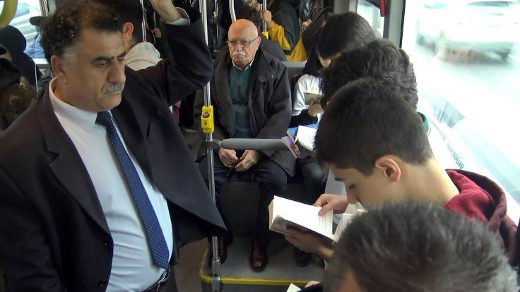 Metrobüste farkındalık projesi: Onlar okusun da...
