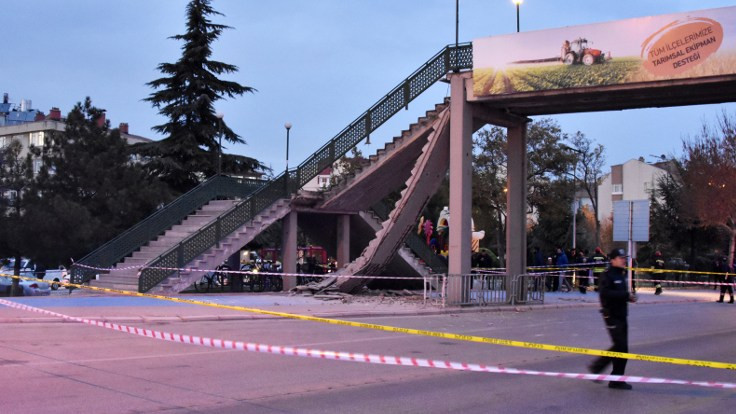 Konya'da üst geçidin merdivenleri çöktü: 1'i çocuk 2 yaralı