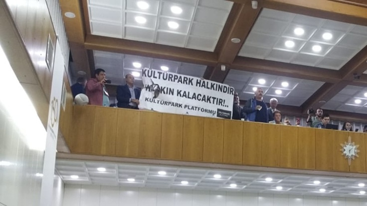 İzmir Büyükşehir Belediye Meclisi'nde Kültürpark protestosu
