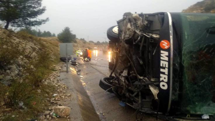 Mersin'de otobüs devrildi: 25 yaralı