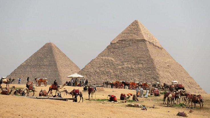 Mısır piramidinde çıplak görüntülere tepki