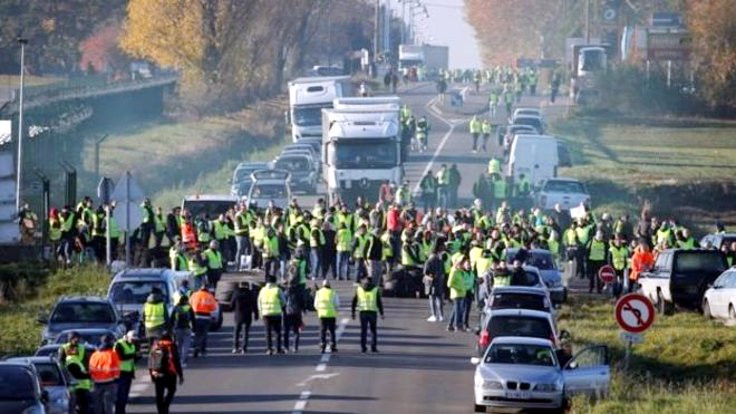 Fransa'da 'Sarı Yelekliler' zamları protesto etmek için 244 bin eylemci ile sokaktaydı
