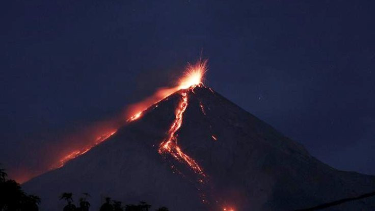 Guatemala'da Fuego Yanardağı faaliyete geçti