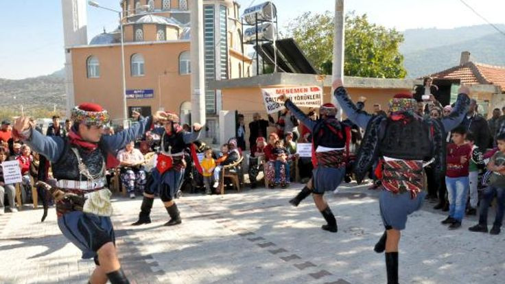 İzmirliler 'ÇED olumlu' kararının iptal edilmesini zeybek oynayarak kutladı