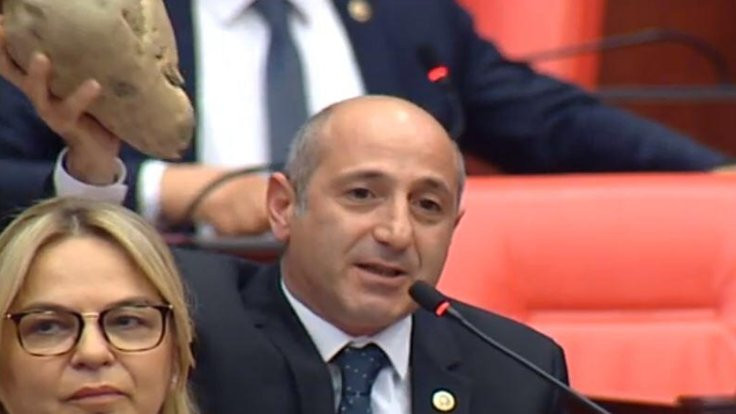 CHP milletvekili Öztunç Meclis'e pancarla gitti