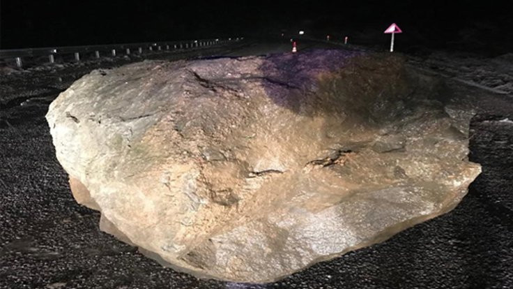 10 tonluk kaya yolun ortasına düştü!