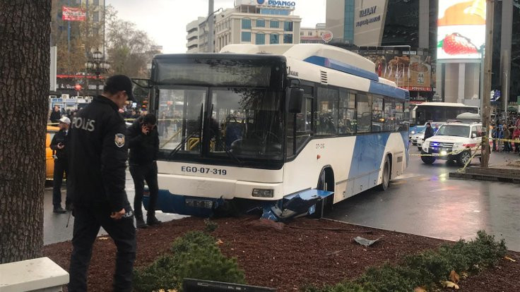 Ankara'da belediye otobüsü yayalara çarptı