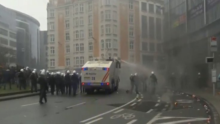 Brüksel'de faşistler sokağa çıktı, polis müdahale etti
