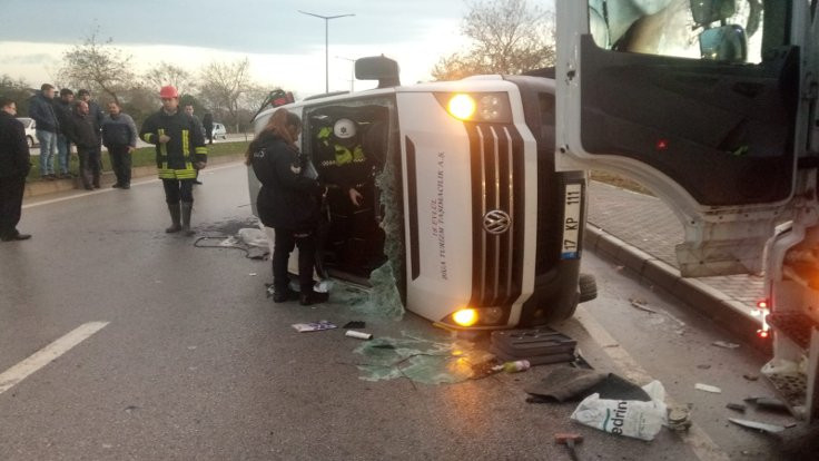 İşçi minibüsüne TIR çarptı: 4 ölü