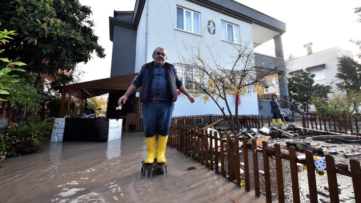 Antalya ve Didim'de sel: Ev ve iş yerini su bastı, araçlar sürüklendi