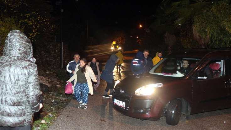 Antalya'da sel tehlikesi nedeniyle evler boşaltıldı