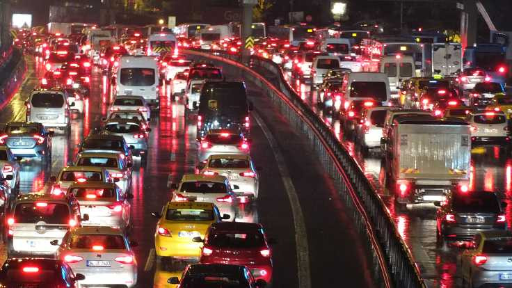 İstanbul'da sağanak ve trafik çilesi