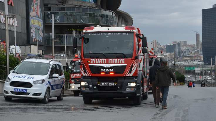 İstanbul'daki AVM'de yangın