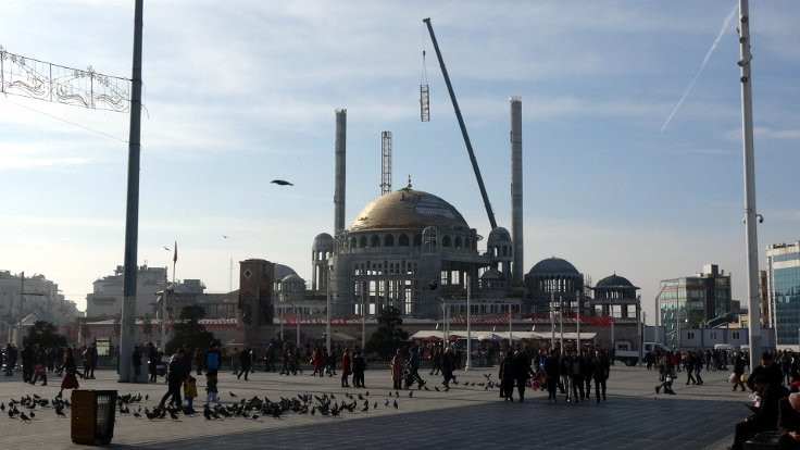 Taksim Cami inşaatının vinci söküldü