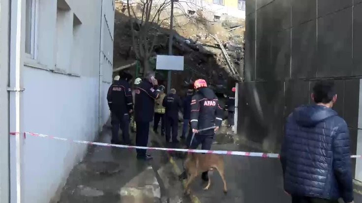 Eyüpsultan Devlet Hastanesi'nin istinat duvarı çöktü