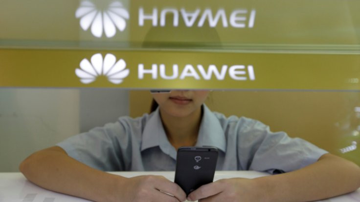 Huawei'de iki çalışana iPhone cezası!