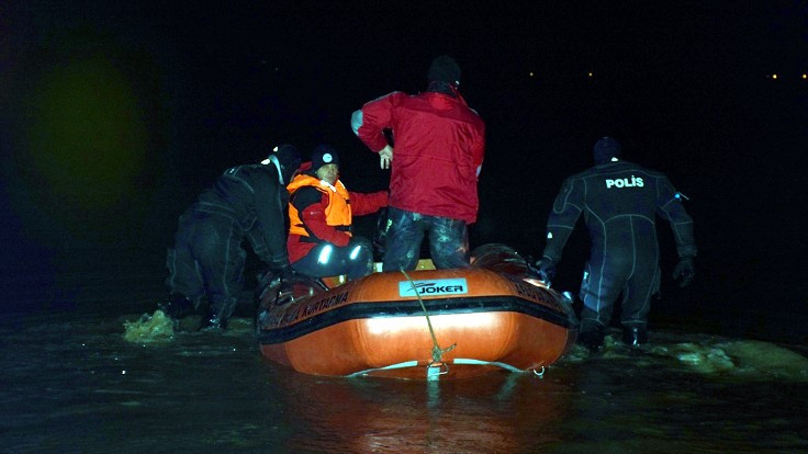 İzmir'de avcıların kayığı alabora oldu, 2 kardeş hayatını kaybetti