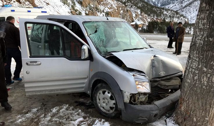 Yolda giderken aracına kaya düştü