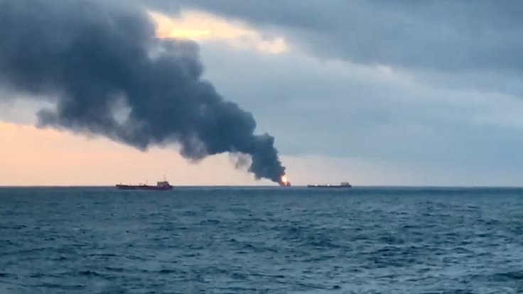 Kerç Boğazı'nda iki gemi alev aldı: 11 kişi öldü
