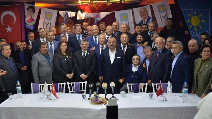 Mersin belediye başkanvekili ve meclis üyeleri İYİ Parti'ye katıldı