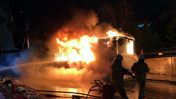 İstanbul'da halk otobüsü yandı