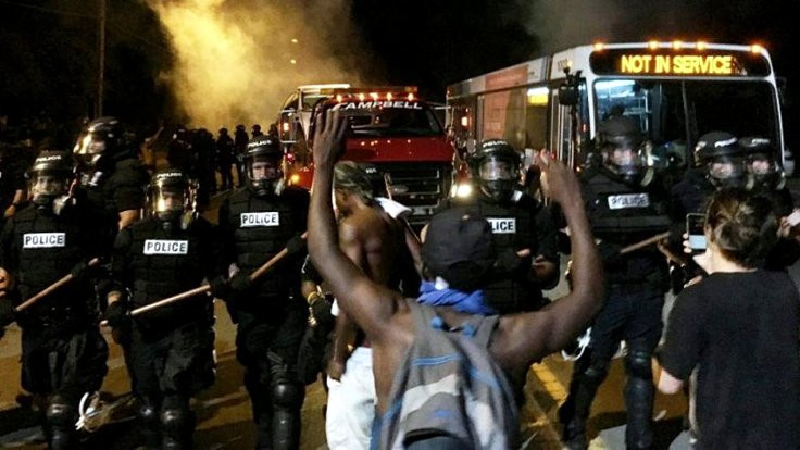 Amerika'da gösterici sanılan polis meslektaşlarından dayak yedi