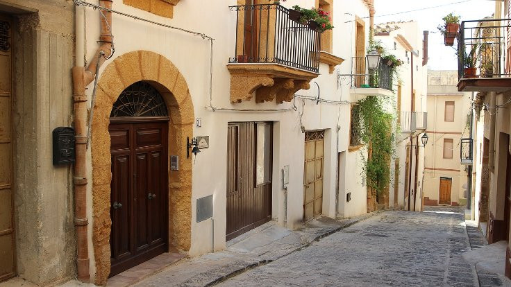 İtalya'da 1 euro’ya satılık evler!