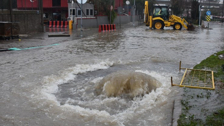 İzmir'de sağanak: Rögarlar taştı, yollar su altında!
