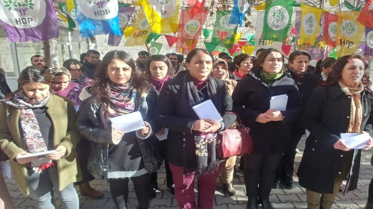 Van'da kadınlar mahkumlara kart gönderdi