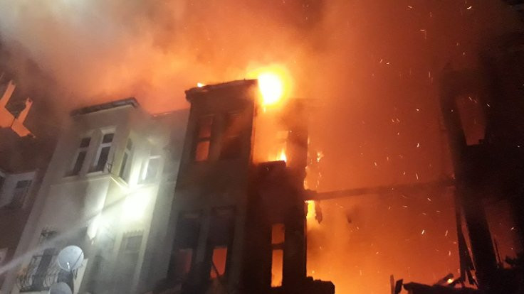 Fatih'te 3 binada yangın