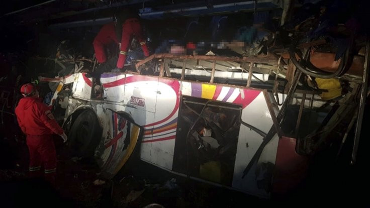 Bolivya'da otobüsle kamyon çarpıştı: 22 ölü