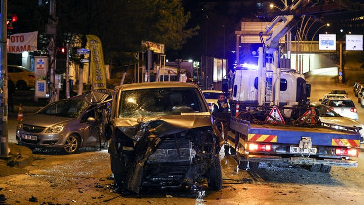 Ankara'da minibüs, 2 otomobile çarptı