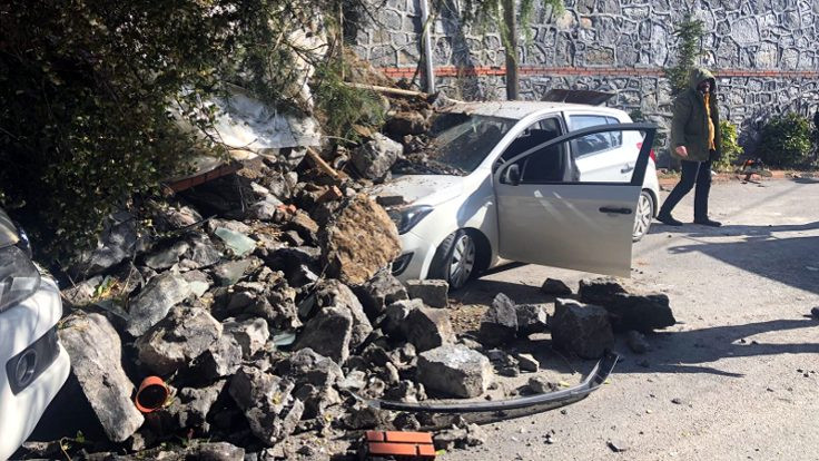 Beykoz'da istinat duvarı araçların üzerine çöktü