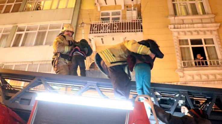 Beyoğlu'nda yangın: 6'sı çocuk 11 kişi kurtarıldı