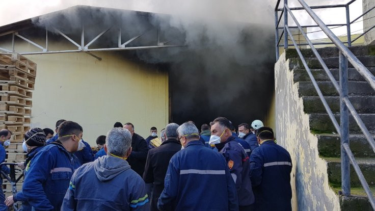 Filtre fabrikasında yangın: 12 işçi dumandan etkilendi