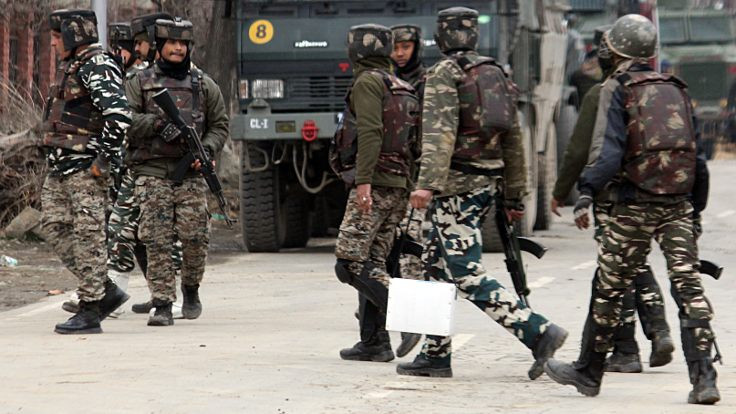 Hindistan'da çatışma: 4 asker, 1 polis ve 1 sivil hayatını kaybetti