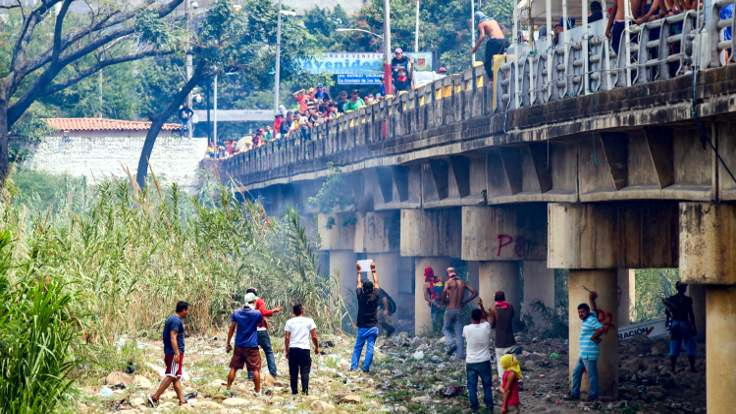 Simon Bolivar Köprüsü'nde 'insani yardım' engellendi