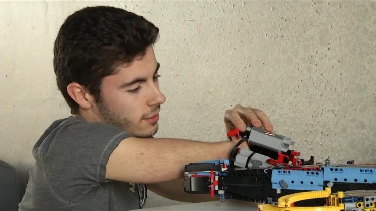 Legolardan protez kol tasarladı