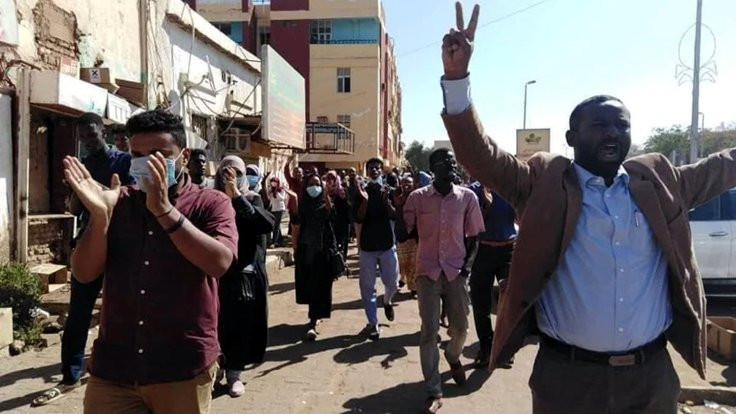 Sudan'da hükümet feshedildi, olağanüstü hal ilan edildi