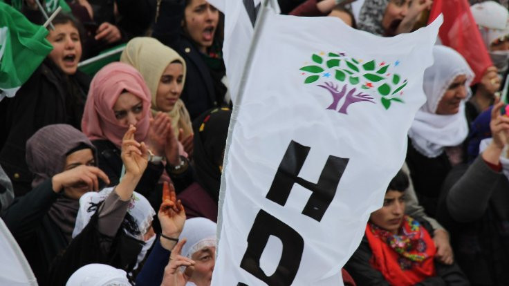 Gökçeada’da HDP'nin aracı takip edildi