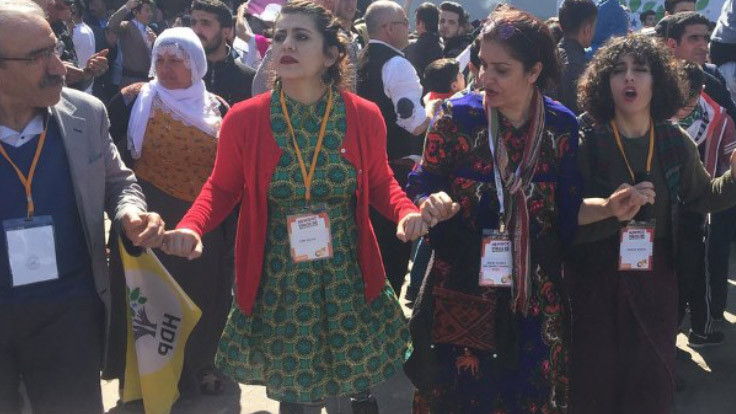 Lisa Çalan Diyarbakır Newroz'unda halay çekti