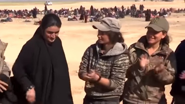 IŞİD'ten kurtulan Ezidi kadın zorla giydiği çarşafı yaktı